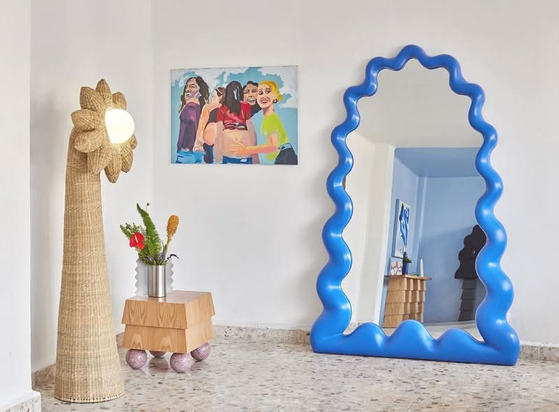 Em um mundo que muitas vezes parece cinza e sério demais, o estúdio de design Joyful Objects, Yes!, com sede na Cidade do México, é uma explosão de cor mais do que bem-vinda. Fundado em 2021 pela designer industrial Joy Valdez, natural de Mérida, em Yucatán, o estúdio tem como missão injetar uma certa diversão de volta aos nossos espaços de convivência.