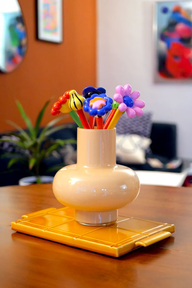 Baseada na vibrante capital francesa, Laura Normand, também conhecida como Launorma, desenvolveu uma linguagem visual única e inesquecível. E é por isso mesmo que eu estou escrevendo esse artigo aqui.