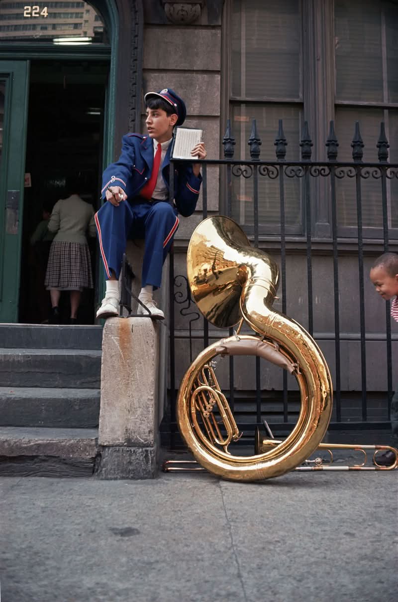 No mundo da fotografia, poucos nomes carregam o peso e a influência de Joel Meyerowitz. Sua carreira prolífica, com mais de seis décadas, é um estudo sobre a evolução criativa e uma profunda dedicação à arte de ver o mundo. 