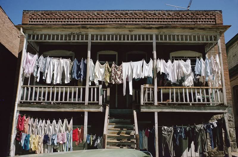 No mundo da fotografia, poucos nomes carregam o peso e a influência de Joel Meyerowitz. Sua carreira prolífica, com mais de seis décadas, é um estudo sobre a evolução criativa e uma profunda dedicação à arte de ver o mundo. 