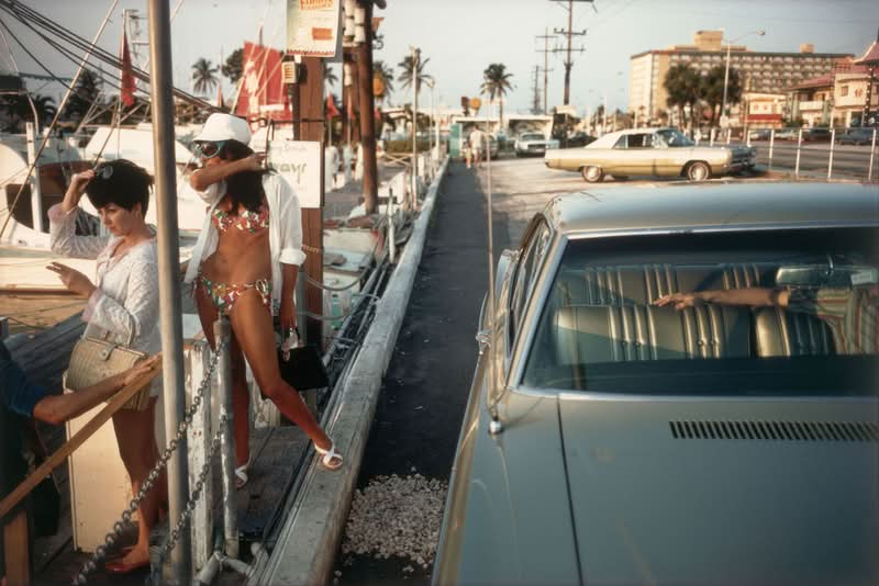 No mundo da fotografia, poucos nomes carregam o peso e a influência de Joel Meyerowitz. Sua carreira prolífica, com mais de seis décadas, é um estudo sobre a evolução criativa e uma profunda dedicação à arte de ver o mundo. 