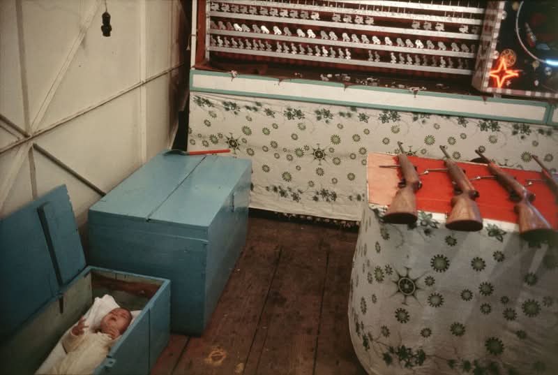 No mundo da fotografia, poucos nomes carregam o peso e a influência de Joel Meyerowitz. Sua carreira prolífica, com mais de seis décadas, é um estudo sobre a evolução criativa e uma profunda dedicação à arte de ver o mundo. 