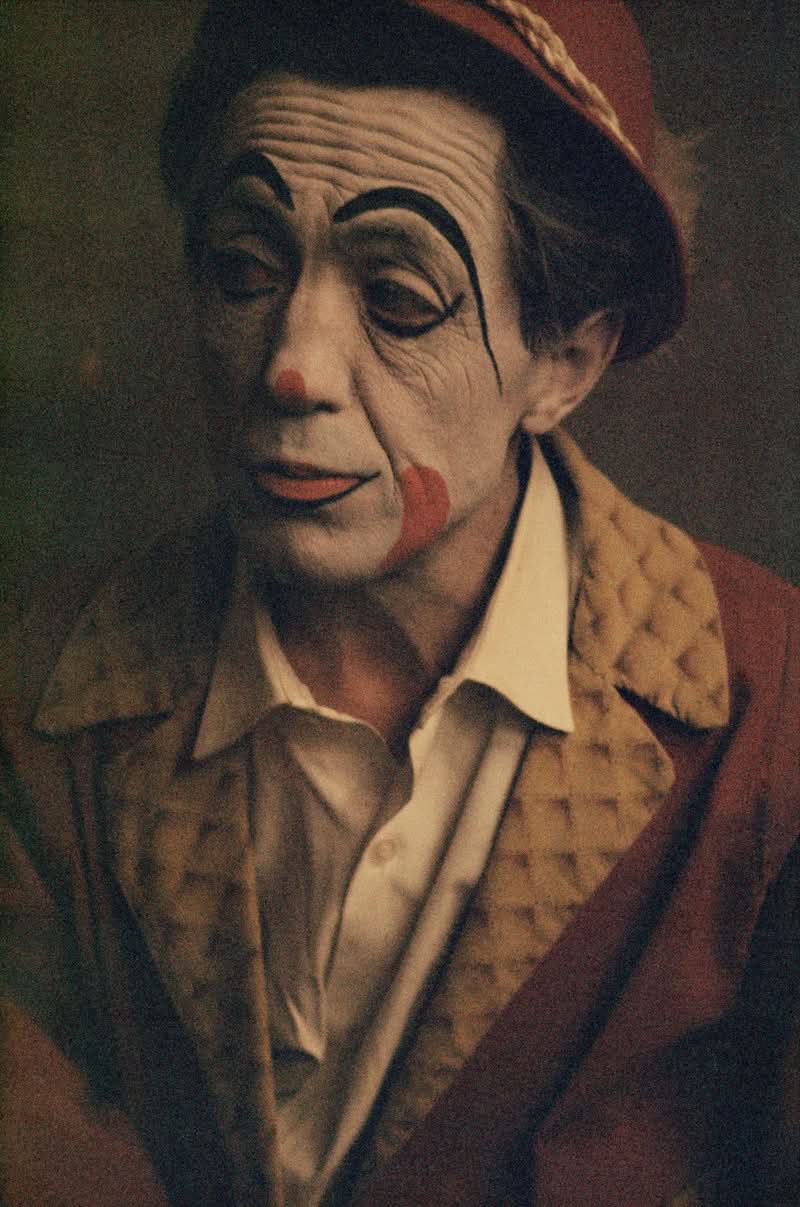 No mundo da fotografia, poucos nomes carregam o peso e a influência de Joel Meyerowitz. Sua carreira prolífica, com mais de seis décadas, é um estudo sobre a evolução criativa e uma profunda dedicação à arte de ver o mundo. 