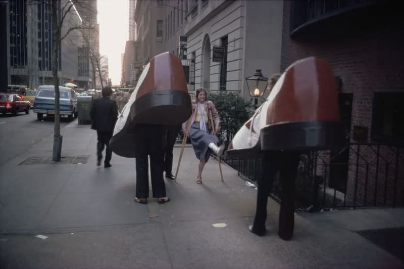 No mundo da fotografia, poucos nomes carregam o peso e a influência de Joel Meyerowitz. Sua carreira prolífica, com mais de seis décadas, é um estudo sobre a evolução criativa e uma profunda dedicação à arte de ver o mundo. 