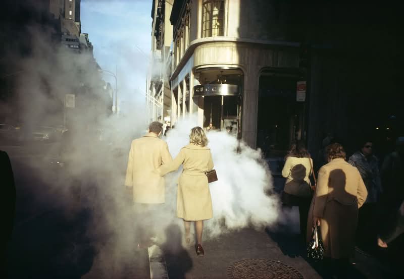 No mundo da fotografia, poucos nomes carregam o peso e a influência de Joel Meyerowitz. Sua carreira prolífica, com mais de seis décadas, é um estudo sobre a evolução criativa e uma profunda dedicação à arte de ver o mundo. 