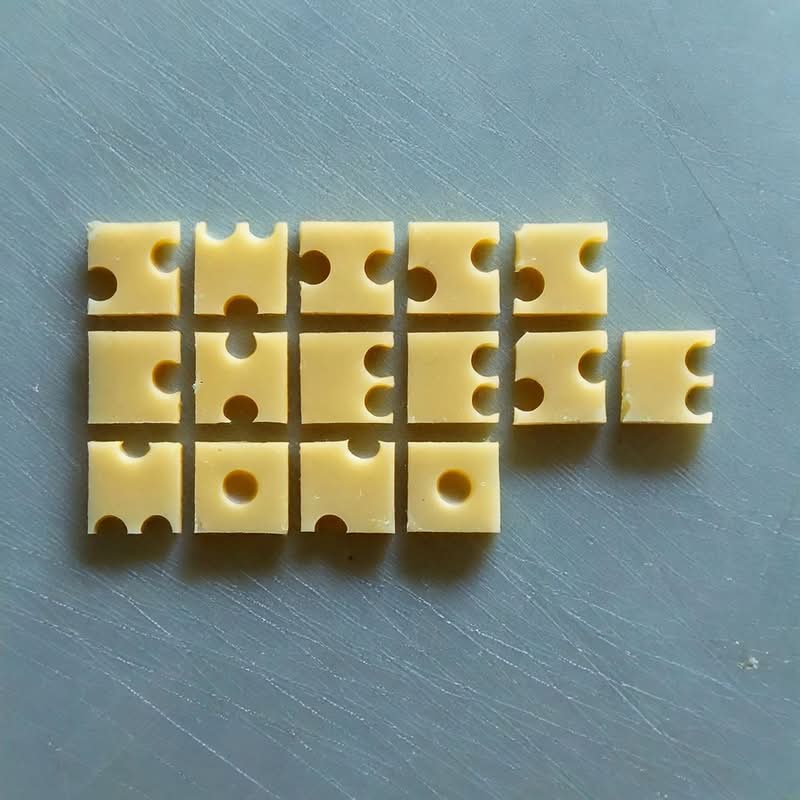 No mundo em constante expansão do design digital, uma nova fonte está chamando a atenção de designers e amantes de queijo. E eu gostei tanto desse trabalho que eu precisei escrever um artigo aqui. Então, estou aqui para apresentar vocês para a Swiss Cheese Mono, uma fonte tão peculiar e memorável quanto seu nome. Criada pelo consultor de branding e autor Rob Meyerson, esta fonte sem serifa e mono espaçada é uma ode ao clássico queijo suíço, completa com “furos” circulares que lhe conferem uma aparência divertida e mais do que porosa.