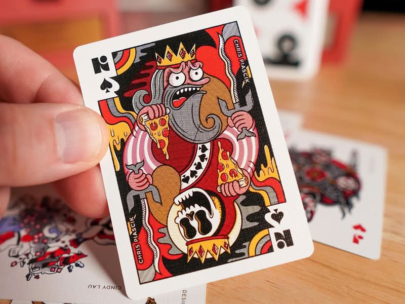 O estilo visual de Chris Piascik é uma colisão energética e contrastante de influências. Seu trabalho é uma combinação colorida de um estilo punk rock. Ele traz a coragem da cultura do skate e um toque de humor diferente. Essa mistura incomparável o posicionou perfeitamente para clientes que buscam uma voz irreverente, divertida e instantaneamente memorável. 