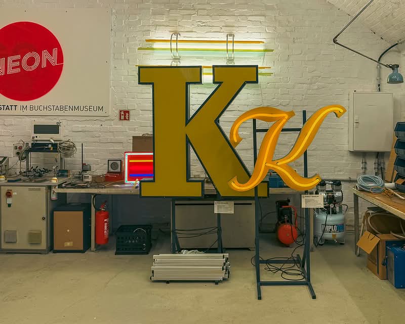 Berlim é mundialmente conhecida por sua arte, museus e uma história palpável por todas as ruas por onde você passa. No entanto, por duas décadas, uma instituição célebre capturou o passado da cidade de uma forma única: o Berlin Buchstabenmuseum—também conhecido como o Museu das Letras.