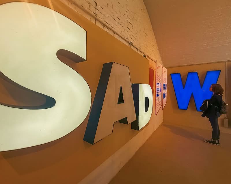 Berlim é mundialmente conhecida por sua arte, museus e uma história palpável por todas as ruas por onde você passa. No entanto, por duas décadas, uma instituição célebre capturou o passado da cidade de uma forma única: o Berlin Buchstabenmuseum—também conhecido como o Museu das Letras.