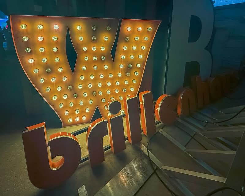 Berlim é mundialmente conhecida por sua arte, museus e uma história palpável por todas as ruas por onde você passa. No entanto, por duas décadas, uma instituição célebre capturou o passado da cidade de uma forma única: o Berlin Buchstabenmuseum—também conhecido como o Museu das Letras.