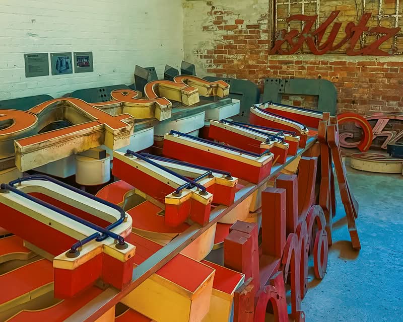 Berlim é mundialmente conhecida por sua arte, museus e uma história palpável por todas as ruas por onde você passa. No entanto, por duas décadas, uma instituição célebre capturou o passado da cidade de uma forma única: o Berlin Buchstabenmuseum—também conhecido como o Museu das Letras.