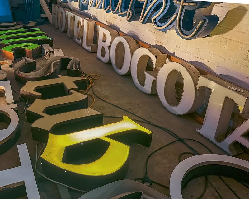 Berlim é mundialmente conhecida por sua arte, museus e uma história palpável por todas as ruas por onde você passa. No entanto, por duas décadas, uma instituição célebre capturou o passado da cidade de uma forma única: o Berlin Buchstabenmuseum—também conhecido como o Museu das Letras.