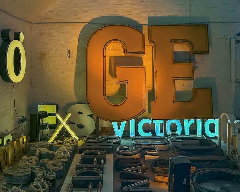 Berlim é mundialmente conhecida por sua arte, museus e uma história palpável por todas as ruas por onde você passa. No entanto, por duas décadas, uma instituição célebre capturou o passado da cidade de uma forma única: o Berlin Buchstabenmuseum—também conhecido como o Museu das Letras.