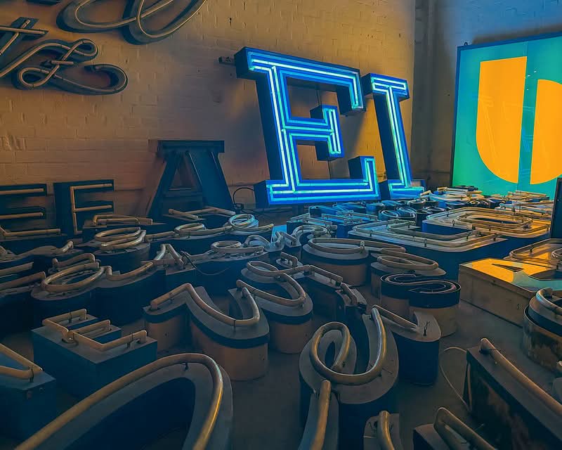 Berlim é mundialmente conhecida por sua arte, museus e uma história palpável por todas as ruas por onde você passa. No entanto, por duas décadas, uma instituição célebre capturou o passado da cidade de uma forma única: o Berlin Buchstabenmuseum—também conhecido como o Museu das Letras.