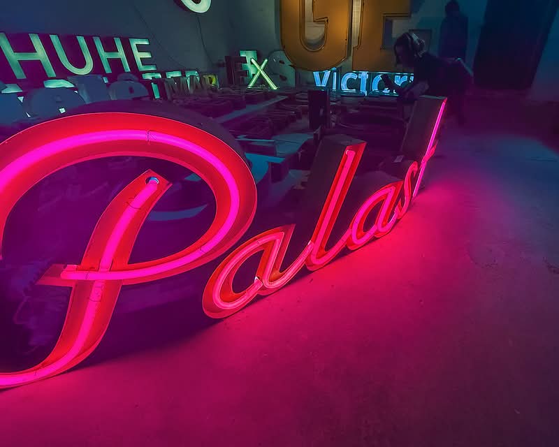 Berlim é mundialmente conhecida por sua arte, museus e uma história palpável por todas as ruas por onde você passa. No entanto, por duas décadas, uma instituição célebre capturou o passado da cidade de uma forma única: o Berlin Buchstabenmuseum—também conhecido como o Museu das Letras.