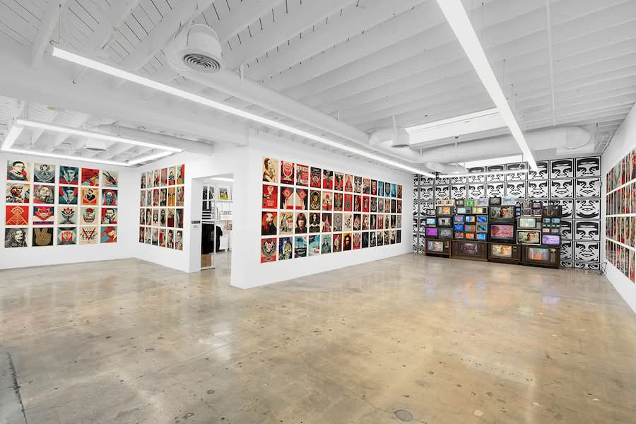 Em um mundo dominado por pixels digitais transitórios, a importância da tinta no papel parece mais marcante do que nunca. Essa parece a premissa central de uma exposição acontecendo em Los Angeles com o nome de Shepard Fairey: Out Of Print.