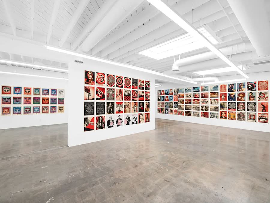 Em um mundo dominado por pixels digitais transitórios, a importância da tinta no papel parece mais marcante do que nunca. Essa parece a premissa central de uma exposição acontecendo em Los Angeles com o nome de Shepard Fairey: Out Of Print.