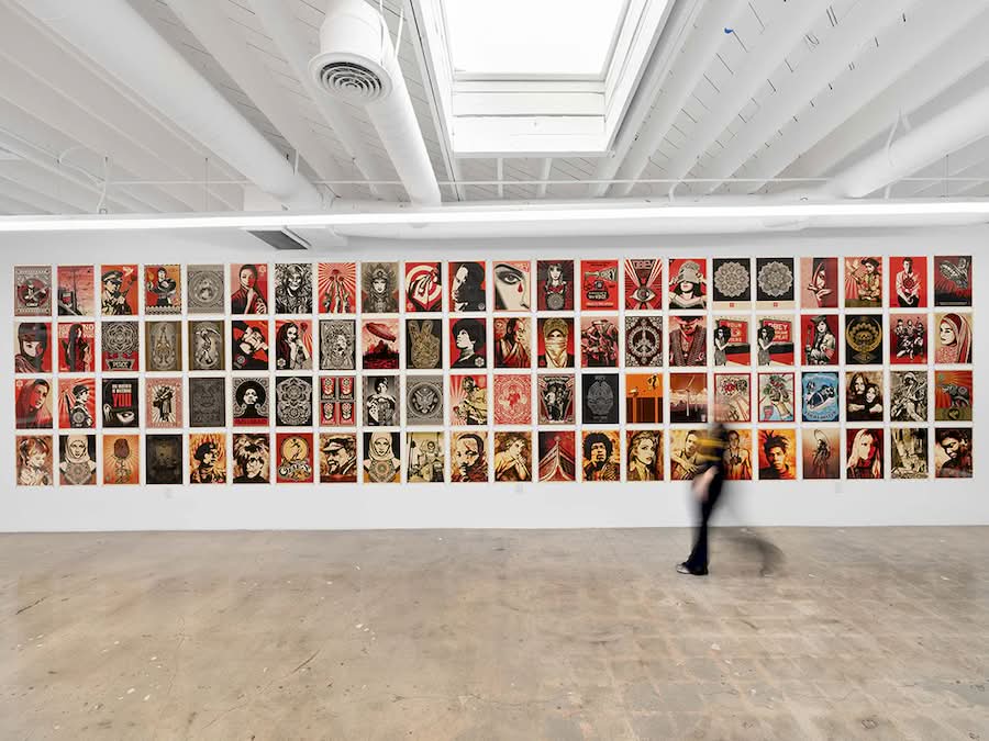 Em um mundo dominado por pixels digitais transitórios, a importância da tinta no papel parece mais marcante do que nunca. Essa parece a premissa central de uma exposição acontecendo em Los Angeles com o nome de Shepard Fairey: Out Of Print.