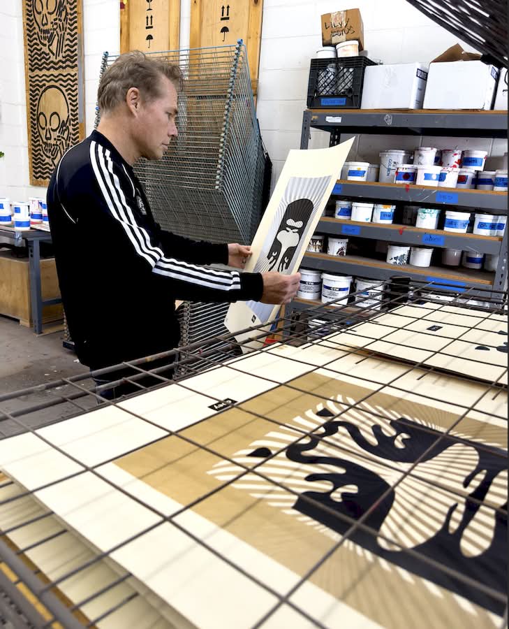 Em um mundo dominado por pixels digitais transitórios, a importância da tinta no papel parece mais marcante do que nunca. Essa parece a premissa central de uma exposição acontecendo em Los Angeles com o nome de Shepard Fairey: Out Of Print.