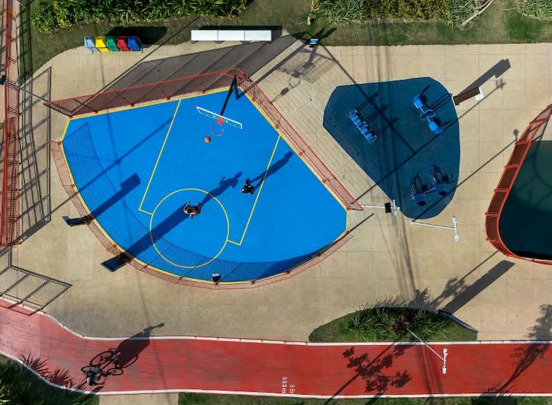 No coração de Belém do Pará, uma cidade definida por sua relação com a Amazônia, uma importante transformação arquitetônica está acontecendo. O projeto Parque Linear da Doca, concebido pelo pessoal do escritório Natureza Urbana, representa uma nova abordagem para a regeneração urbana guiada pela paisagem. Ao reimaginar o Igarapé das Almas — um canal de pouco mais de um quilômetro que percorre o canteiro central da Avenida Visconde de Sousa Franco — o projeto busca solucionar uma conhecida desconexão entre os residentes da cidade e seus vitais cursos d’água.