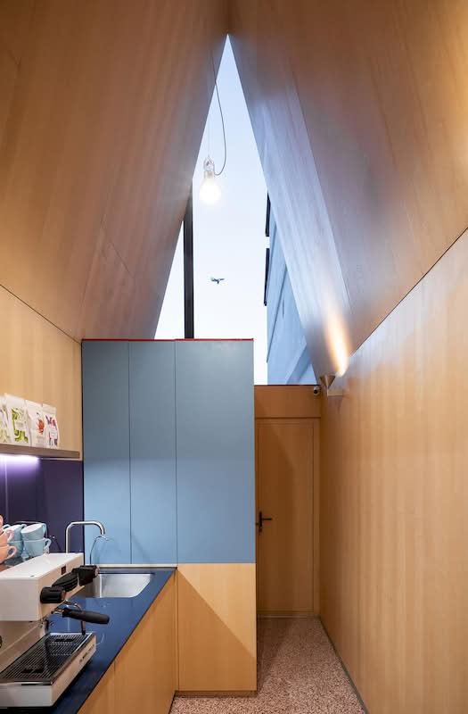 No coração de Bucareste, encaixada no meio de edifícios residenciais convencionais, você vai encontrar uma joia arquitetônica bem inesperada. Uma obra-prima da engenhosidade urbana que desafia as restrições mais tradicionais da densidade urbana. É ali que você vai encontrar The Chapel, um projeto feito para revitalizar os cantos esquecidos da capital da Romênia. 