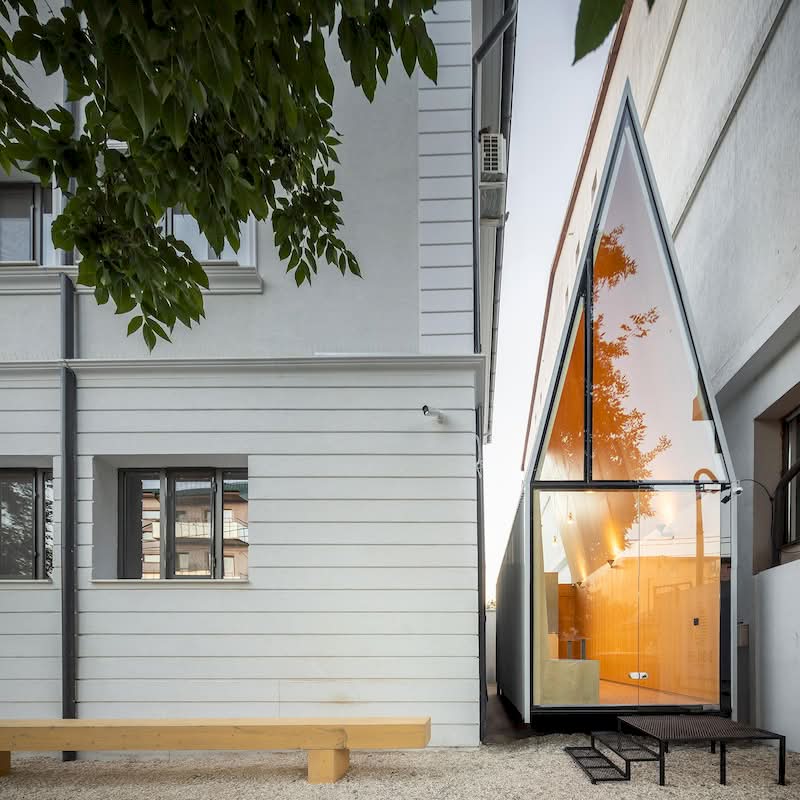 No coração de Bucareste, encaixada no meio de edifícios residenciais convencionais, você vai encontrar uma joia arquitetônica bem inesperada. Uma obra-prima da engenhosidade urbana que desafia as restrições mais tradicionais da densidade urbana. É ali que você vai encontrar The Chapel, um projeto feito para revitalizar os cantos esquecidos da capital da Romênia. 