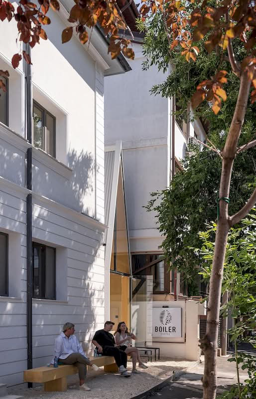 No coração de Bucareste, encaixada no meio de edifícios residenciais convencionais, você vai encontrar uma joia arquitetônica bem inesperada. Uma obra-prima da engenhosidade urbana que desafia as restrições mais tradicionais da densidade urbana. É ali que você vai encontrar The Chapel, um projeto feito para revitalizar os cantos esquecidos da capital da Romênia. 