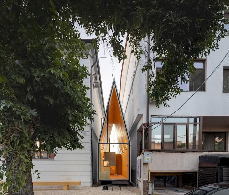 No coração de Bucareste, encaixada no meio de edifícios residenciais convencionais, você vai encontrar uma joia arquitetônica bem inesperada. Uma obra-prima da engenhosidade urbana que desafia as restrições mais tradicionais da densidade urbana. É ali que você vai encontrar The Chapel, um projeto feito para revitalizar os cantos esquecidos da capital da Romênia. 