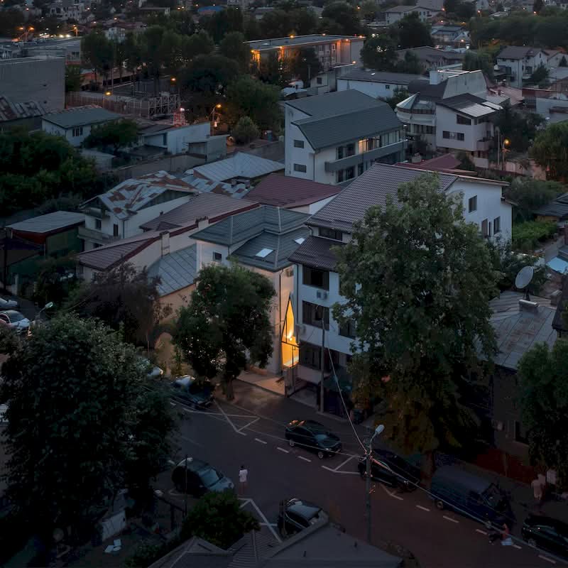 No coração de Bucareste, encaixada no meio de edifícios residenciais convencionais, você vai encontrar uma joia arquitetônica bem inesperada. Uma obra-prima da engenhosidade urbana que desafia as restrições mais tradicionais da densidade urbana. É ali que você vai encontrar The Chapel, um projeto feito para revitalizar os cantos esquecidos da capital da Romênia. 