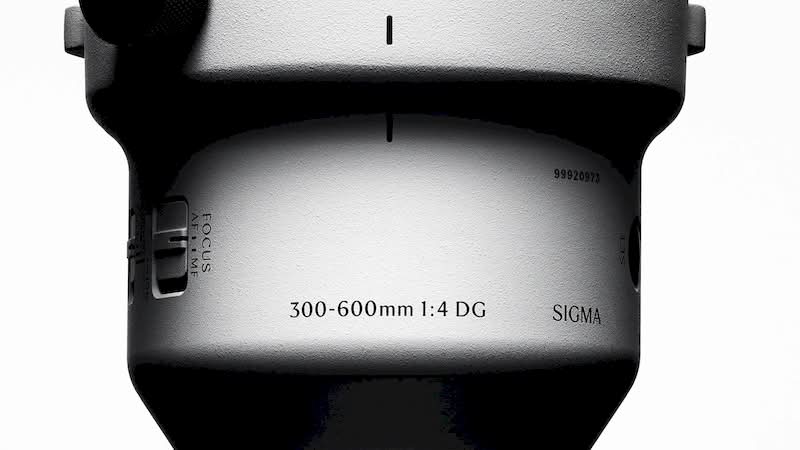 A nova identidade visual da Sigma, liderada pelo Stockholm Design Lab (SDL), é um estudo fascinante sobre como modernizar uma marca familiar tradicional sem perder sua essência. Ao equilibrar a precisão técnica com materiais táteis, o SDL criou uma “pegada histórica” ??que dialoga com o fotógrafo moderno.