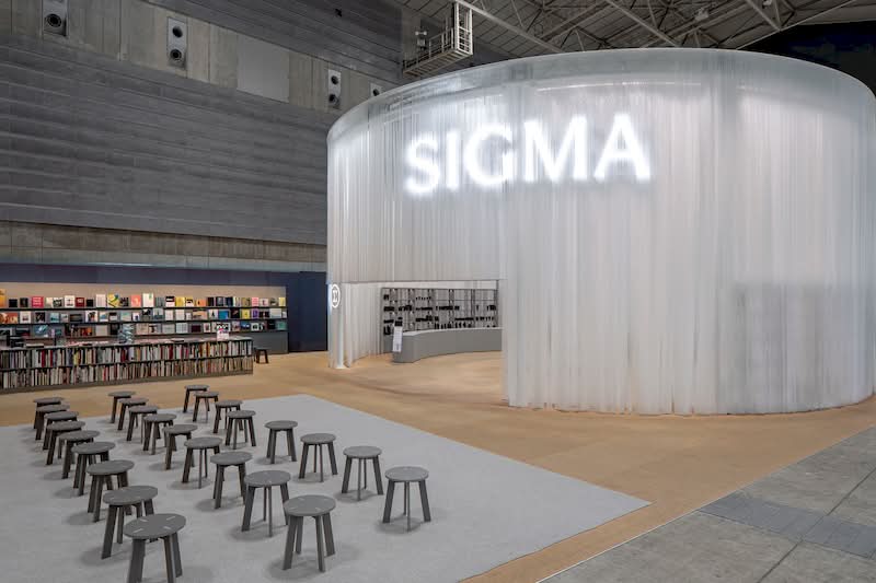 A nova identidade visual da Sigma, liderada pelo Stockholm Design Lab (SDL), é um estudo fascinante sobre como modernizar uma marca familiar tradicional sem perder sua essência. Ao equilibrar a precisão técnica com materiais táteis, o SDL criou uma “pegada histórica” ??que dialoga com o fotógrafo moderno.