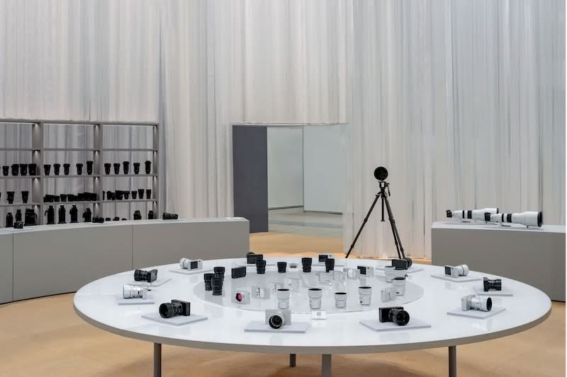 A nova identidade visual da Sigma, liderada pelo Stockholm Design Lab (SDL), é um estudo fascinante sobre como modernizar uma marca familiar tradicional sem perder sua essência. Ao equilibrar a precisão técnica com materiais táteis, o SDL criou uma “pegada histórica” ??que dialoga com o fotógrafo moderno.