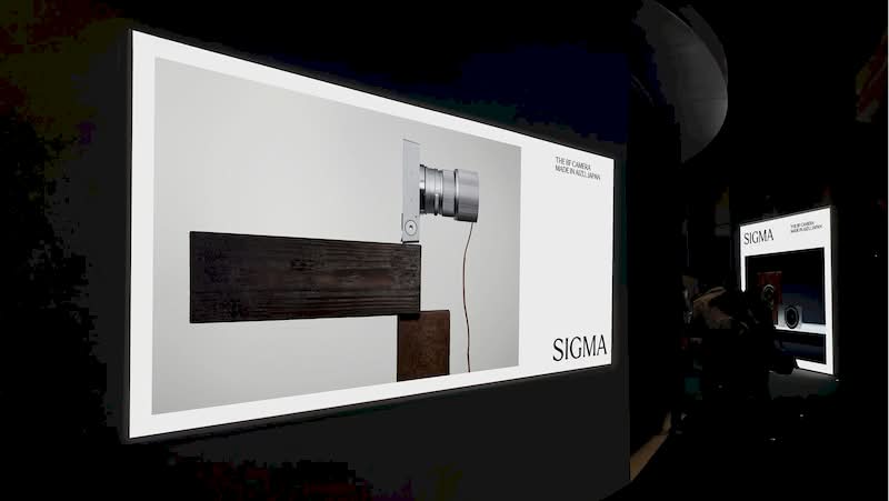 A nova identidade visual da Sigma, liderada pelo Stockholm Design Lab (SDL), é um estudo fascinante sobre como modernizar uma marca familiar tradicional sem perder sua essência. Ao equilibrar a precisão técnica com materiais táteis, o SDL criou uma “pegada histórica” ??que dialoga com o fotógrafo moderno.