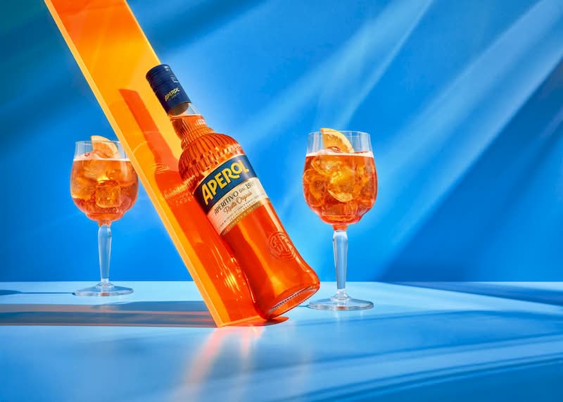 O icônico brilho alaranjado de um Aperol Spritz se tornou um símbolo quase universal do lazer, do verão e da cultura italiana do aperitivo. E mesmo as marcas mais reconhecidas do mundo precisam evoluir seu visual para se manterem relevantes no mercado. Foi por isso mesmo que o Grupo Campari anunciou no início de março o rebranding da Aperol. 