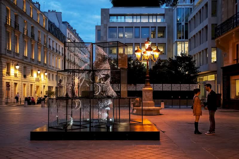 O martelo costuma ser visto como uma ferramenta de demolição e, por isso mesmo, quando vi o trabalho de Simon Berger, eu sabia que estava vendo algo diferente. Ele emprega o martelo como um instrumento de precisão, criando, dessa forma, retratos que transcendem o realismo. 