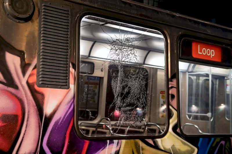 O martelo costuma ser visto como uma ferramenta de demolição e, por isso mesmo, quando vi o trabalho de Simon Berger, eu sabia que estava vendo algo diferente. Ele emprega o martelo como um instrumento de precisão, criando, dessa forma, retratos que transcendem o realismo. 