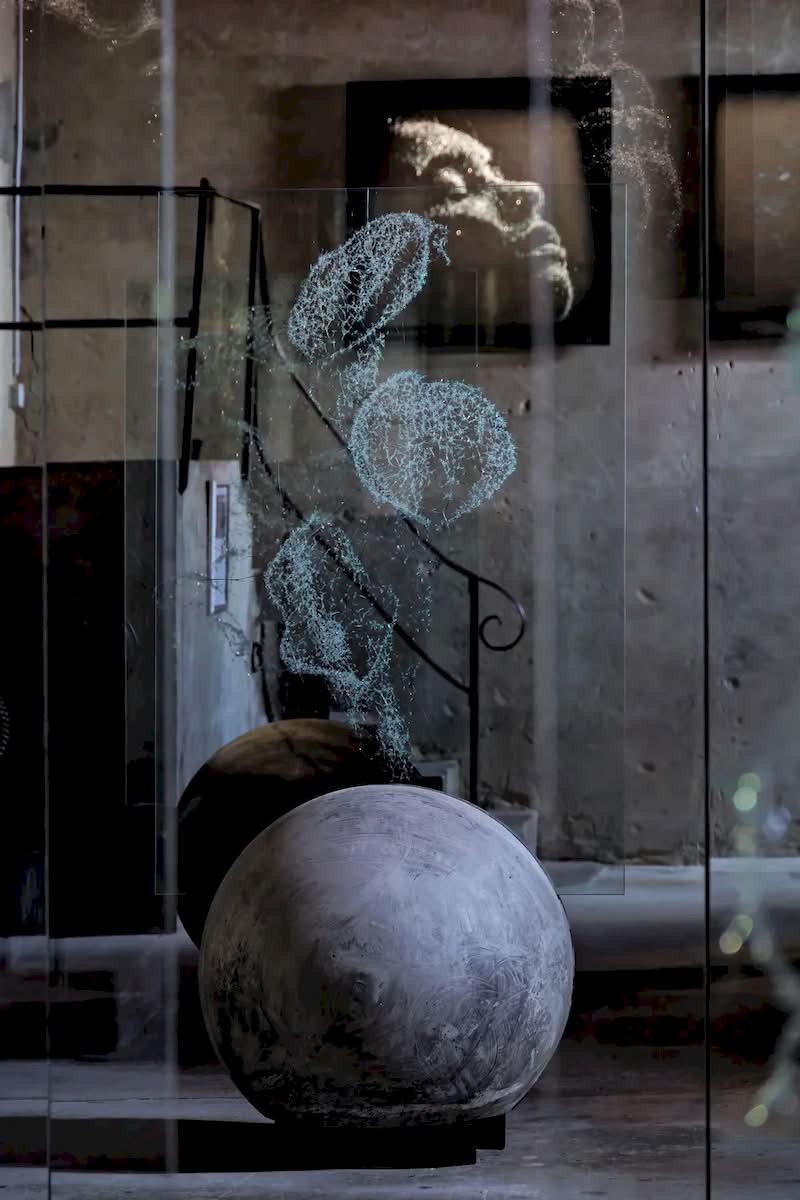 O martelo costuma ser visto como uma ferramenta de demolição e, por isso mesmo, quando vi o trabalho de Simon Berger, eu sabia que estava vendo algo diferente. Ele emprega o martelo como um instrumento de precisão, criando, dessa forma, retratos que transcendem o realismo. 