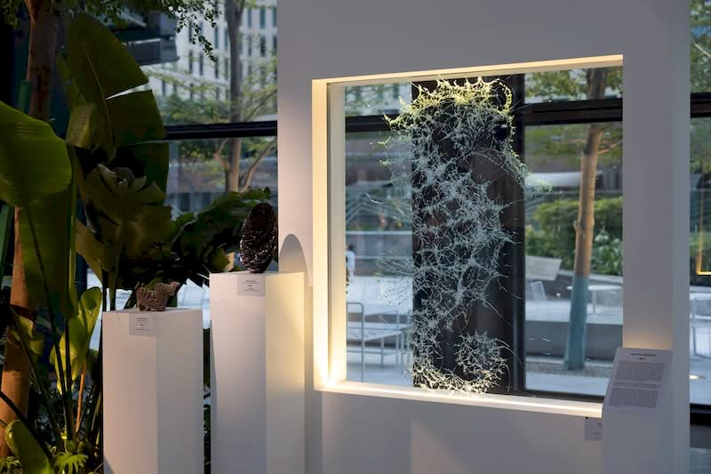 O martelo costuma ser visto como uma ferramenta de demolição e, por isso mesmo, quando vi o trabalho de Simon Berger, eu sabia que estava vendo algo diferente. Ele emprega o martelo como um instrumento de precisão, criando, dessa forma, retratos que transcendem o realismo. 