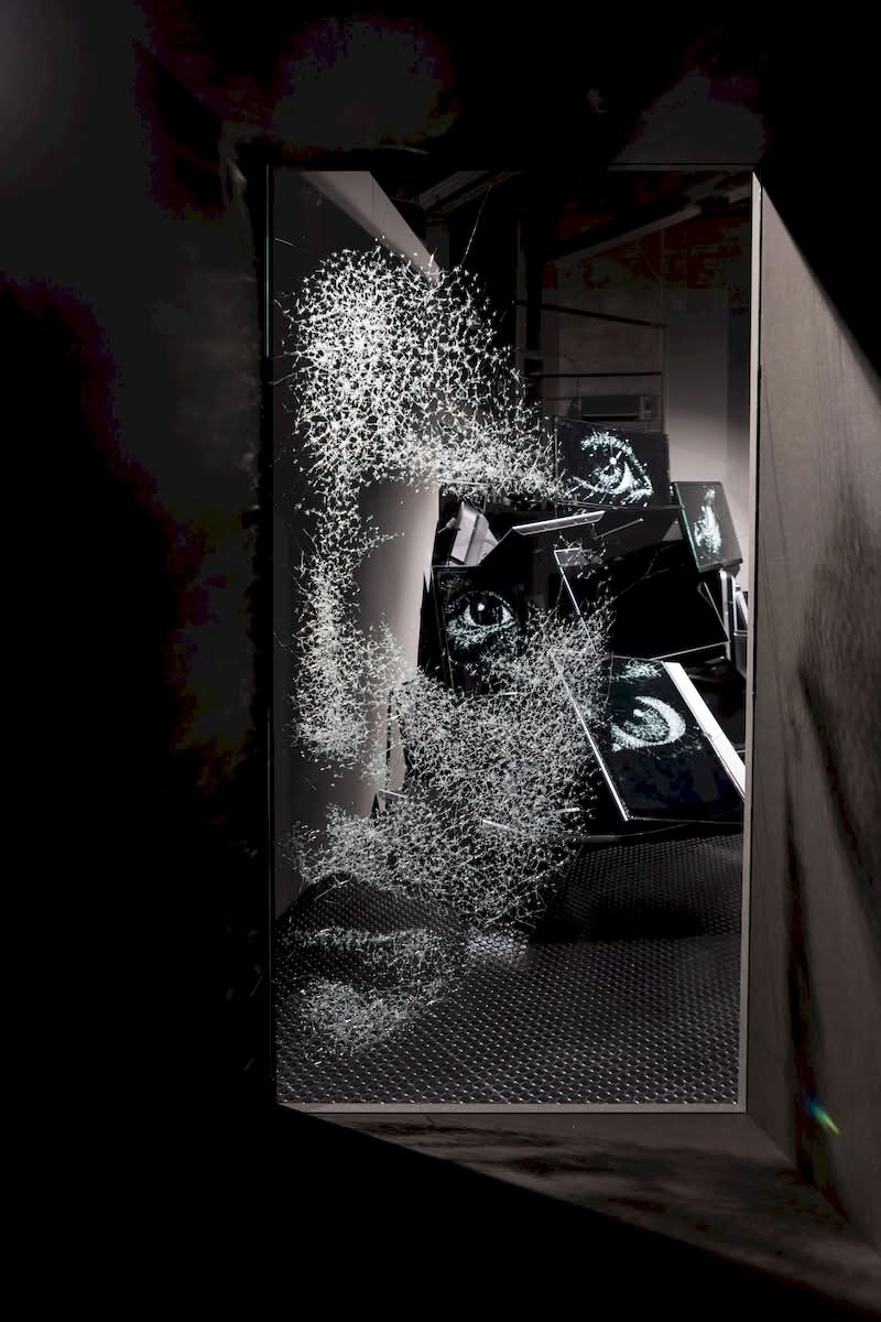 O martelo costuma ser visto como uma ferramenta de demolição e, por isso mesmo, quando vi o trabalho de Simon Berger, eu sabia que estava vendo algo diferente. Ele emprega o martelo como um instrumento de precisão, criando, dessa forma, retratos que transcendem o realismo. 