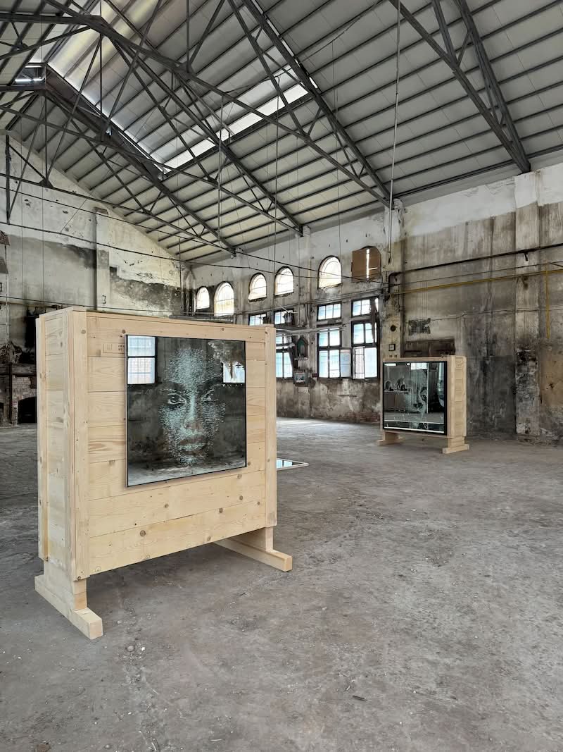 O martelo costuma ser visto como uma ferramenta de demolição e, por isso mesmo, quando vi o trabalho de Simon Berger, eu sabia que estava vendo algo diferente. Ele emprega o martelo como um instrumento de precisão, criando, dessa forma, retratos que transcendem o realismo. 