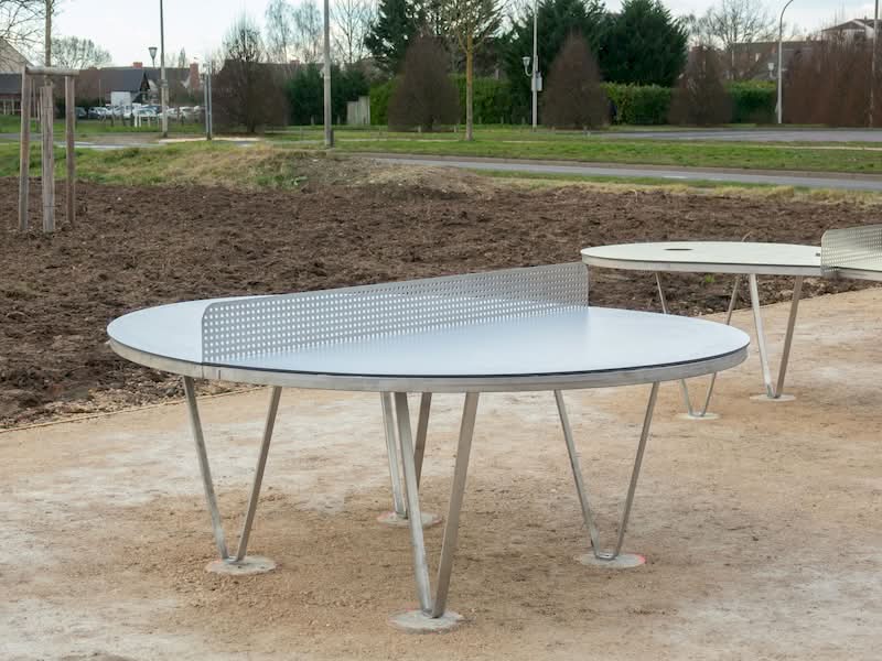 Descubra o Ping Pong Park, do Studio Exercice. Essas mesas de tênis de mesa esculturais em Ingré, França, redefinem o jogo público por meio do design colaborativo.