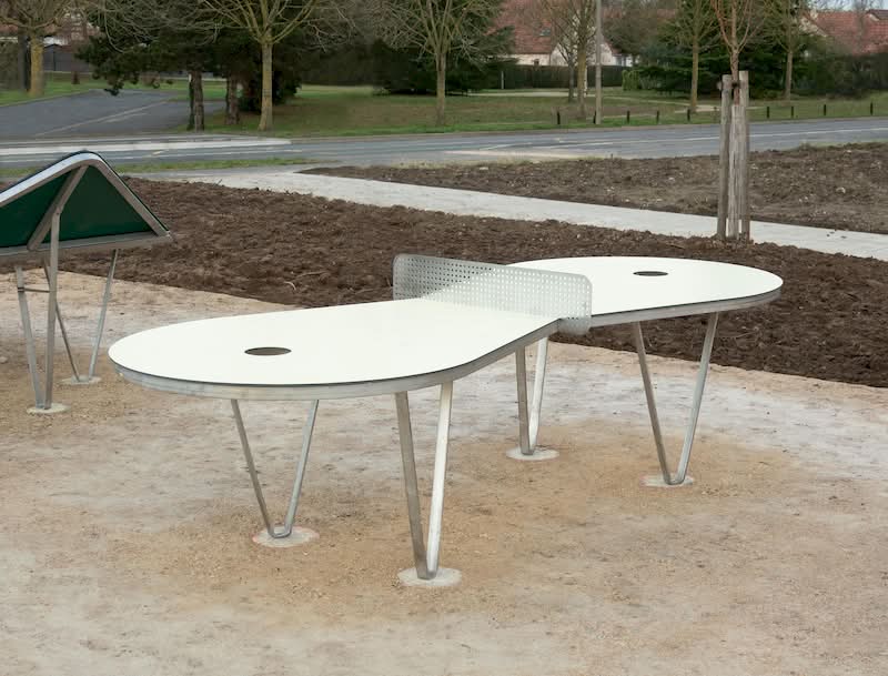 Descubra o Ping Pong Park, do Studio Exercice. Essas mesas de tênis de mesa esculturais em Ingré, França, redefinem o jogo público por meio do design colaborativo.