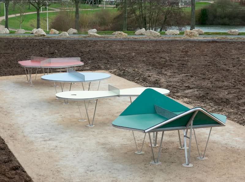 Descubra o Ping Pong Park, do Studio Exercice. Essas mesas de tênis de mesa esculturais em Ingré, França, redefinem o jogo público por meio do design colaborativo.