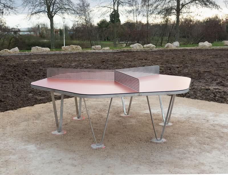 Descubra o Ping Pong Park, do Studio Exercice. Essas mesas de tênis de mesa esculturais em Ingré, França, redefinem o jogo público por meio do design colaborativo.