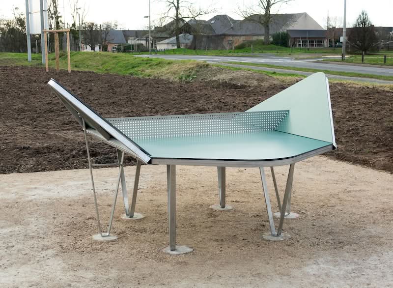 Descubra o Ping Pong Park, do Studio Exercice. Essas mesas de tênis de mesa esculturais em Ingré, França, redefinem o jogo público por meio do design colaborativo.