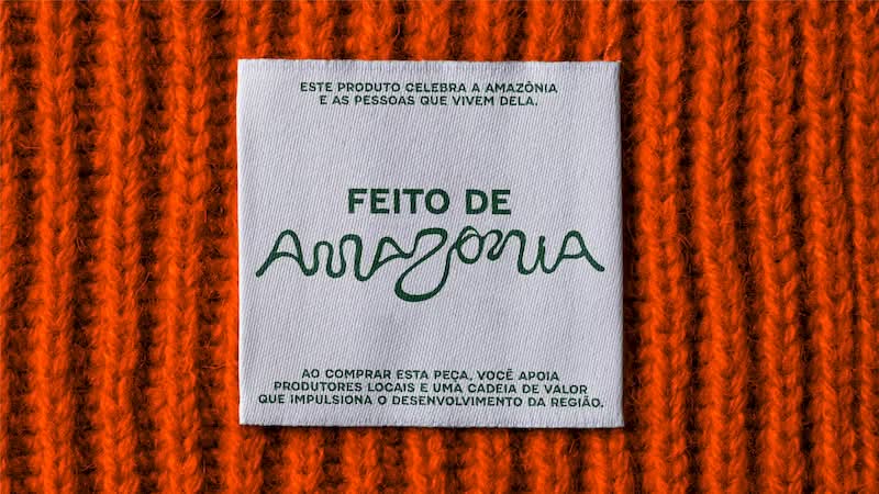 Assim chegamos ao selo “Feito na Amazônia”, que permite que empreendedores locais carimbem seus produtos com um selo de autenticidade. Mostrando o que é feito na Amazônia de verdade, de artesanato a produtos gastronômicos. Esse selo sinaliza a origem, confirma a procedência e adiciona uma nova camada de confiança que os consumidores precisam ter e ainda reforça a identidade da região. 