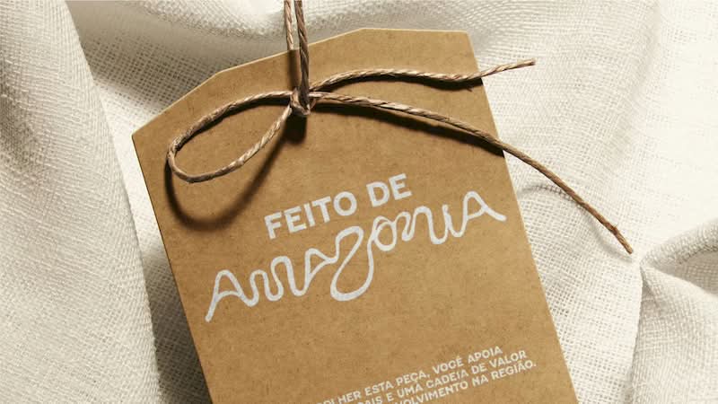Assim chegamos ao selo “Feito na Amazônia”, que permite que empreendedores locais carimbem seus produtos com um selo de autenticidade. Mostrando o que é feito na Amazônia de verdade, de artesanato a produtos gastronômicos. Esse selo sinaliza a origem, confirma a procedência e adiciona uma nova camada de confiança que os consumidores precisam ter e ainda reforça a identidade da região. 