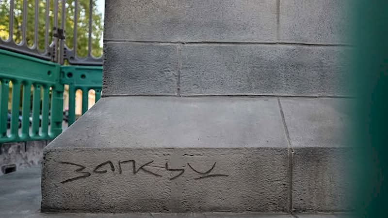 A histórica Waterloo Place, em Londres, é conhecida por seus monumentos a heróis de guerra e à realeza. Mas, no final de abril de 2026, as pessoas que passaram por essa praça foram surpreendidas com uma nova adição à paisagem urbana. Uma estátua do Banksy foi colocada em um pedestal, retratando um homem de terno, cego pela bandeira que carrega, congelado no instante em que parece estar à beira de um precipício.