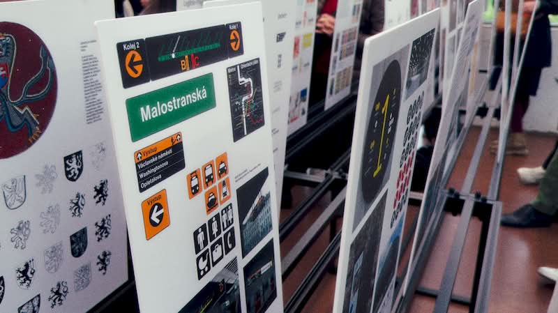 Identita. History of Czech graphic design é uma exposição perfeita para quem é fã do design em geral e ela apresenta uma rara oportunidade de observar um lado diferente de como o papel do design pode criar uma identidade visual para uma nação. Se você tiver a oportunidade de visitar essa exposição aqui em Berlim, já sabe o que achei de tudo. 