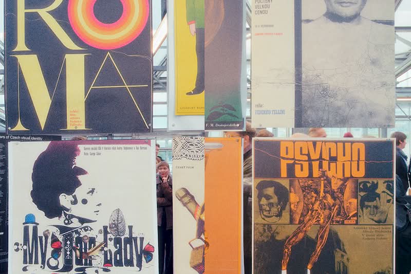 Identita. History of Czech graphic design é uma exposição perfeita para quem é fã do design em geral e ela apresenta uma rara oportunidade de observar um lado diferente de como o papel do design pode criar uma identidade visual para uma nação. Se você tiver a oportunidade de visitar essa exposição aqui em Berlim, já sabe o que achei de tudo. 